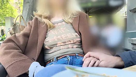 Ich necke meinen ehemann in einem hauchdünnen hemd, in dem große gepiercte nippel am kaffeeplatz im freien zeigt