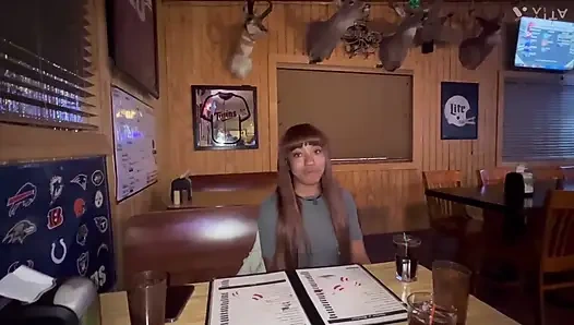 Genç kız domalarak sikildikten sonra rastgele hayranı tarafından büyük zenci yarağı alıyor