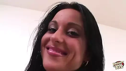 Büyük götlü Mandy Saxo kendini üçlü seks yapıyor ve yüze boşalma alıyor