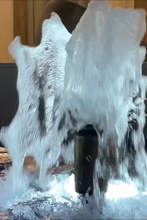 Otel süiti 2'nin banyosunda lavman