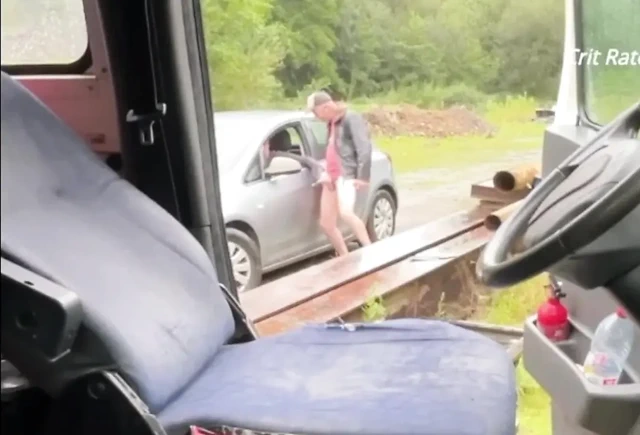 Kapı açıkken, gösteriş yapıyorum. Bir domuz geçerken bana bakıyor.