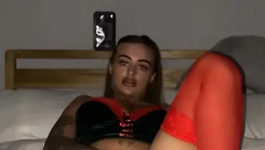 19 yaşındaki vahşi gotik parmaklar derin kalçalar titreyerek yumuşak bir şekilde inliyor