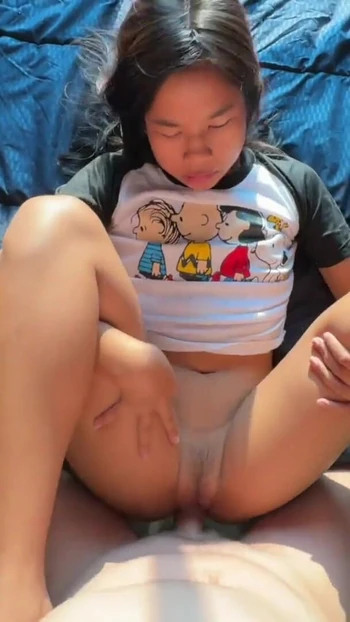 Обязательный для просмотра момент из "18-летнюю маленькую тайскую тинку трахнул белый член и попытаться глотать сперму"