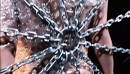 Sarışın kız Jasmine üçlü sikiş sahnesinde