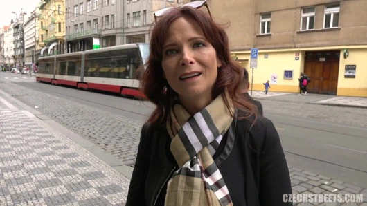 Çek sokakları - Amerikalı süper orta yaşlı seksi kadın