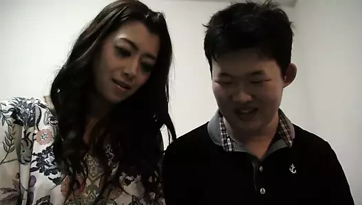 Sıcak bebek, partner kıskançlıkla izlerken sert bir sikişmekten hoşlanır