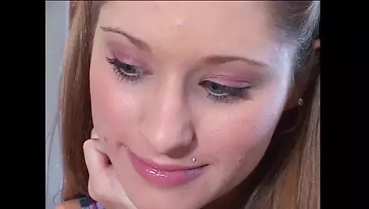 Uzun boylu lezbiyen orta yaşlı seksi kadın güzel bir genç kızı baştan çıkarıyor ve sikiyor