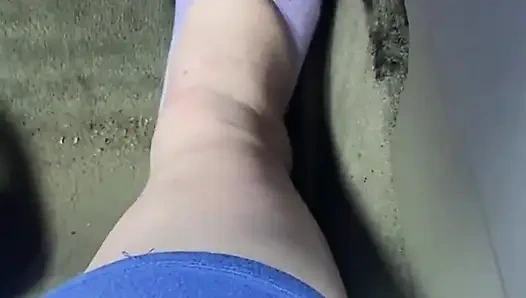 Mor çoraplı pedal pompalama