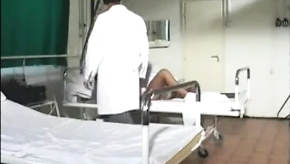 Beyaz çorap içinde bir sarışın hemşire ile üçlü