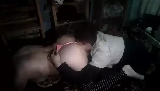 Erkek arkadaşım beni karanlıkta emiyor ve parmaklarını bana sokuyor