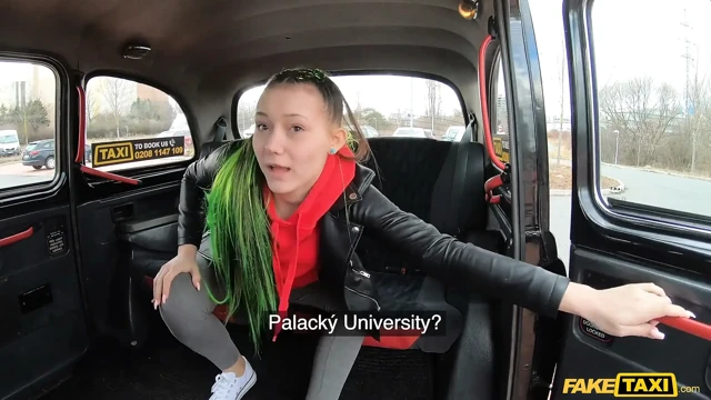 Fake taxi - edepsiz sarışınlar en yakın arkadaşlar Avrupalı taksici tarafından sikiliyor