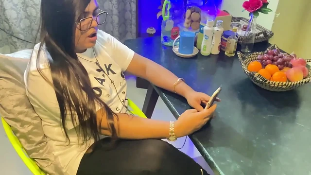 Herkesi geride bıraktım, üvey kuzenimi yemek odasında yalnız buldum ve onu istediğim gibi siktim