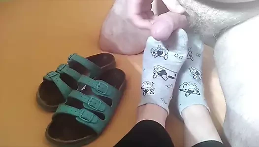 Feet-kraliçe - spor ayakkabılar, çoraplar ve ev terlikleri üzerinde boşalmak