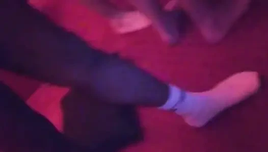 İki orospu gerçek bir amatörle bir kulüpte grup seks oluyor