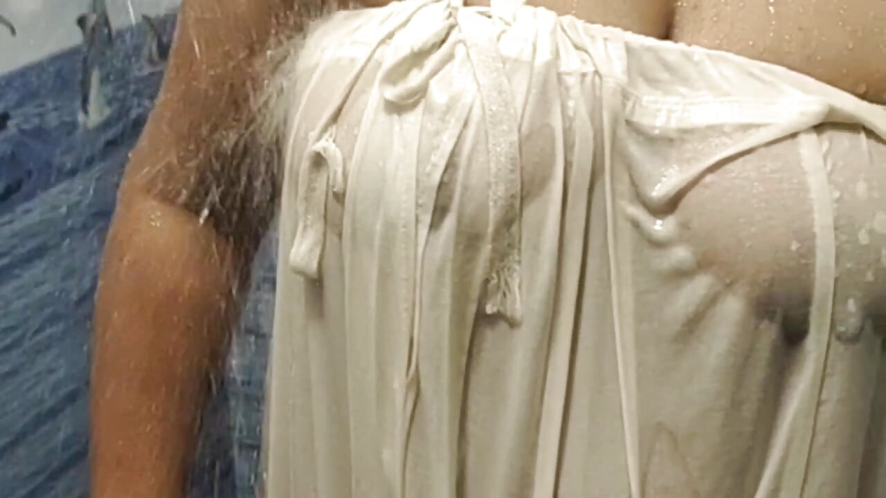 Mallu evli kadın banyo yapıyor
