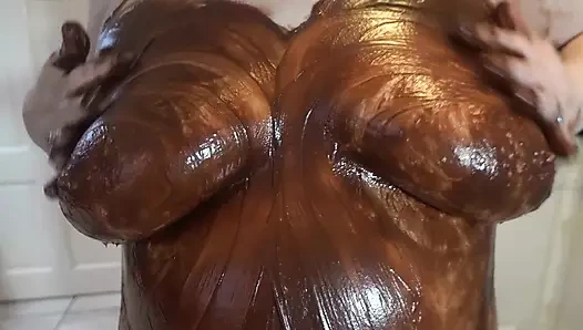 Çikolata sosunda çıplak ve dağınık