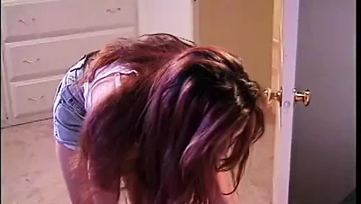 Seksi esmer lezbiyenler emmek ve parmak pussies üzerinde the yatak