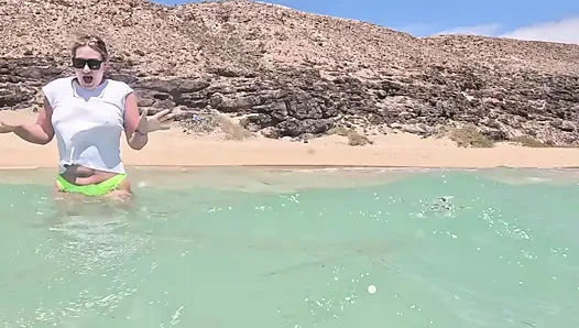 Islak beyaz tişört su altında yüzüyor
