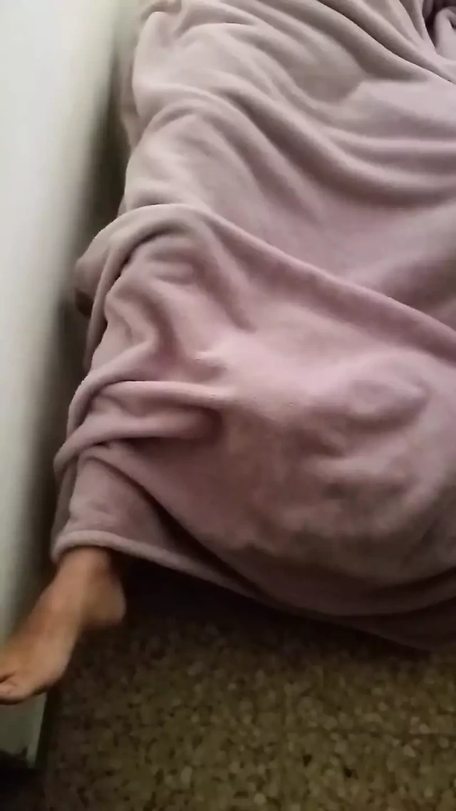 Bakış açısı pembe külotlu amcığı parmaklıyor