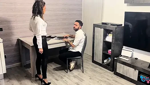 Patron, onun sekreteri, ona şirket yemeği için bir elbise verdi!
