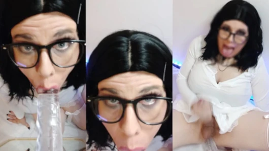 Trans kız Snowycd dildo emiyor ve mastürbasyon yapıyor