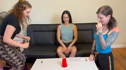 Üç ateşli lezbiyenle balon sakso striptiz oyunu