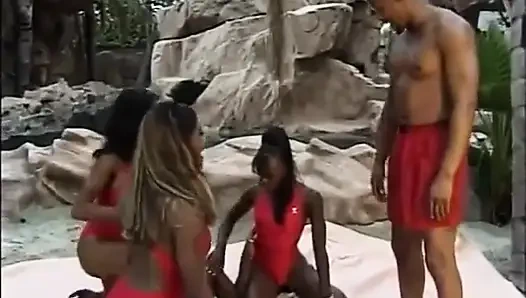 Siyah lezbiyenler büyük yarağı yalıyor bahçede dörtlü grup seks partisi