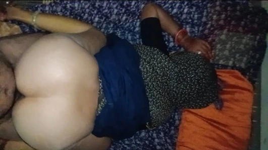 Evli kadın ağzındaki yarağı emiyor ve onu kısrağa sokuyor ve karısının kalın götünü sikiyor