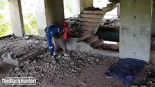 İşçiler iş günü tatilinde iş yerinde sikişiyor