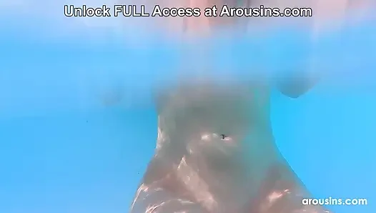 Havuzda bana katıl! Şehvetli hatun dee vine arousins'te