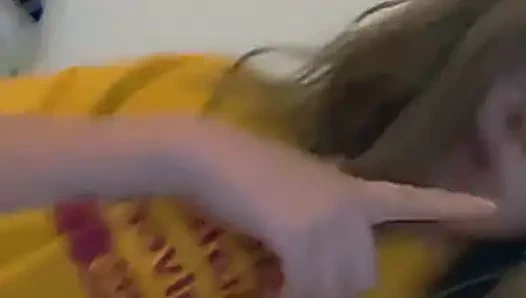 Sıcak kız göğüslerini gösteriyor