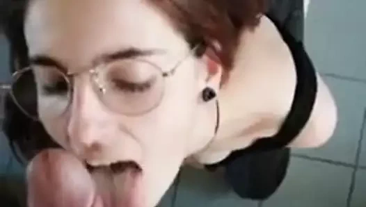 Müthiş derin boğaz ile boşalmak içinde saç yüz