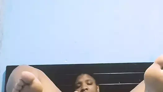 Ateşli büyük götlü esmer yatakta mastürbasyon yapıyor