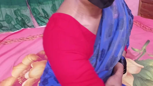 Azgın Bengalli üvey kız kardeş erkek kardeşi tarafından sikiliyor