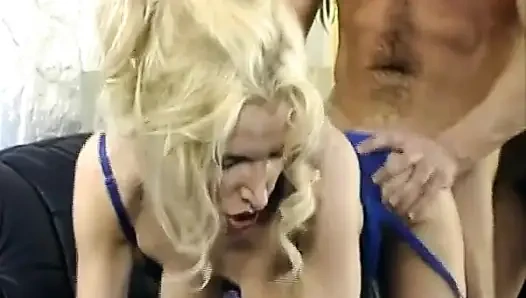 İç çamaşırlı klas Alman bayanlar üçlü grup sekste sikiliyor