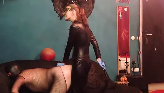 Seksi femdom metres sikikleri korkak köle ile strapon