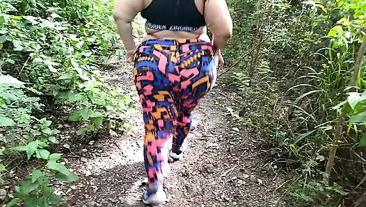 Ormanda tombul kızla seksi yürüyüş