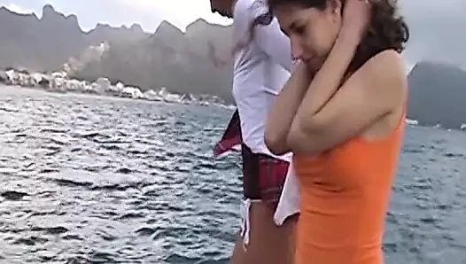 İki mükemmel Alman genç kız plajda büyük yarağı paylaşıyor