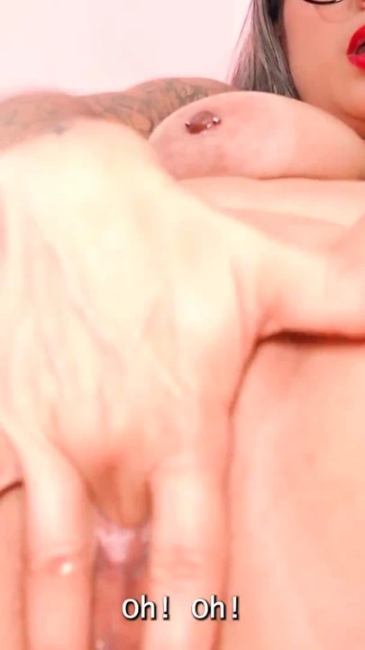 Büyük memeli Kolombiyalı genç kız sana fışkırtarak orgazm olmayı öğretiyor | Klip 1