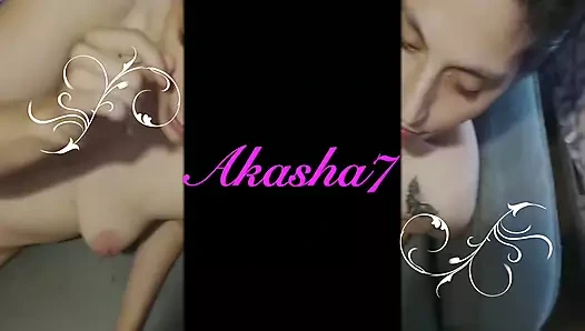 Islak amcığımla oynuyorum ve sonra yarağımı ağzıma sokmalarını istiyorum, lezzetli