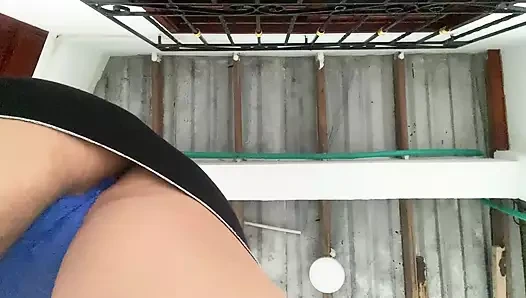 Halka açık eteğin altında kıza