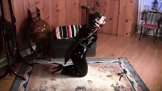 Lateks kız namlu kol bağlayıcı ve catsuit ile esnemeler