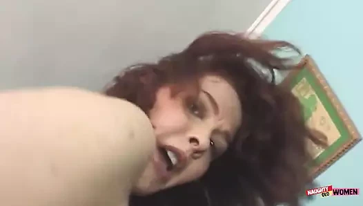 Güzel sert yarak üzerinde bir çift meme bu kızıl saçlı orta yaşlı seksi kadına yüze boşalma