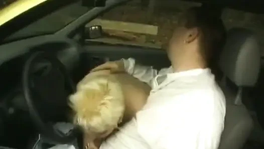 Tombul Alman orta yaşlı seksi kadın arabada amını parmaklatıyor ve yalatıyor