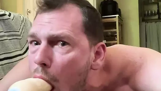 Dildo ibnenin gırtlağına kadar öğürüyor ve ağlıyor