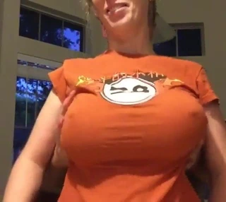 Büyük orta yaşlı seksi kadın göğüsleri