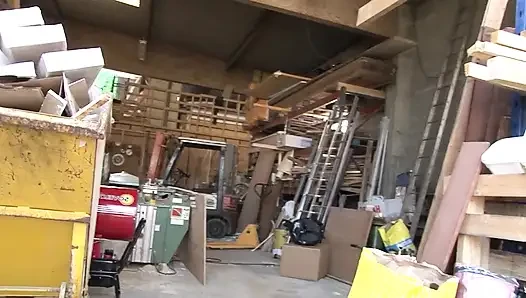 Azgın esmer motosiklette sikiliyor