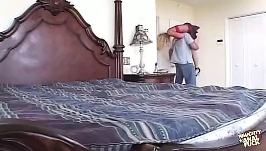 Sıkı amcıklı ve yuvarlak götlü ateşli bir sarışın vahşi anal zevki yaşıyor.