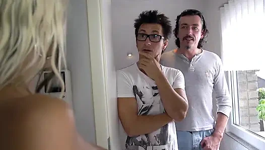 Seksi sarışın orta yaşlı seksi kadın üçlü grup seks yapıyor