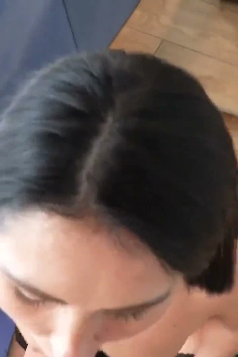 Kocasına bu sürtük orta yaşlı seksi kadının üvey oğlunun yarağını emdığını söyleme